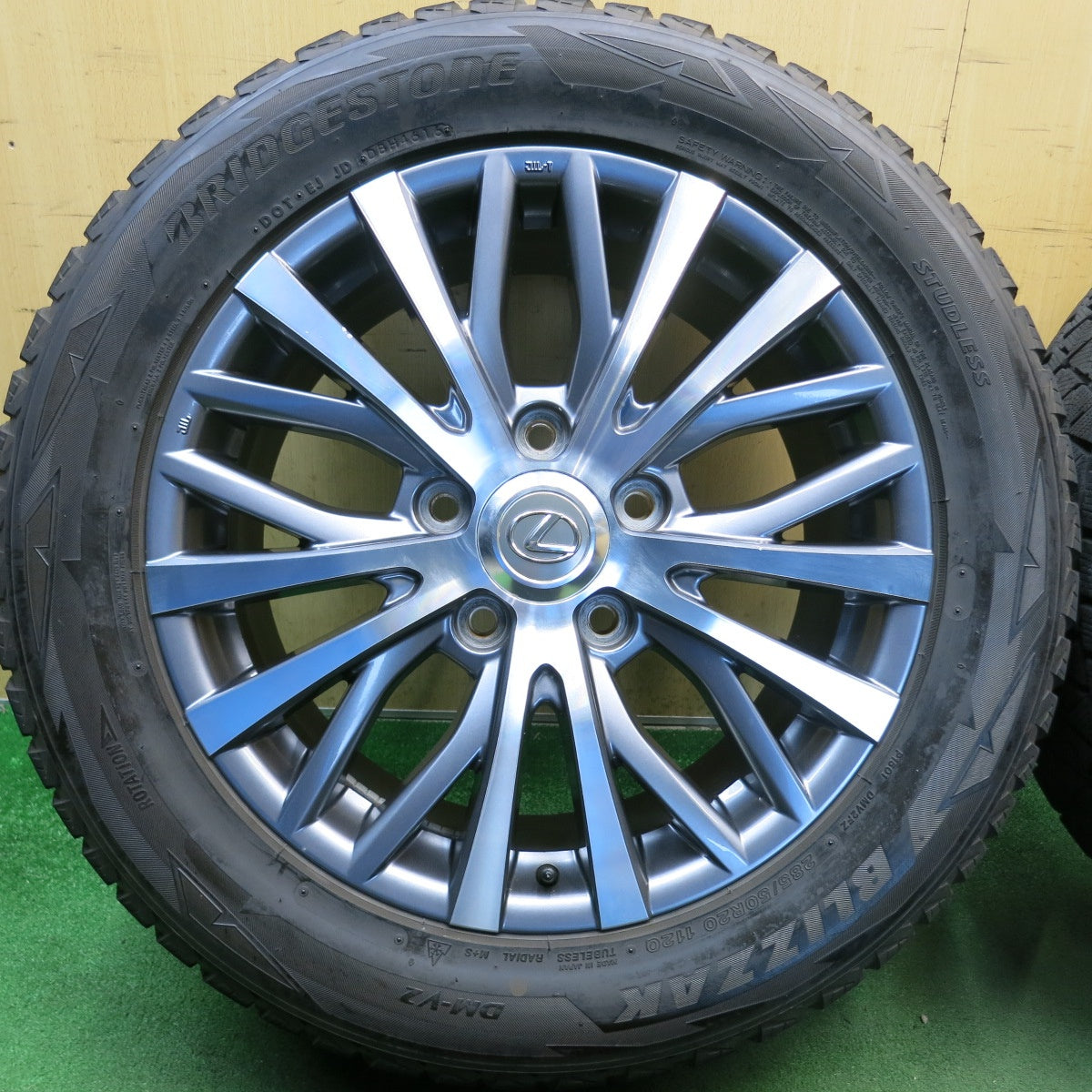 バリ溝！キレイ！8.5分◎レクサス LX 570 純正 285/50R20 スタッドレス ブリヂストン ブリザック DM-V2 20インチ PCD150/5H◎6062501HAス