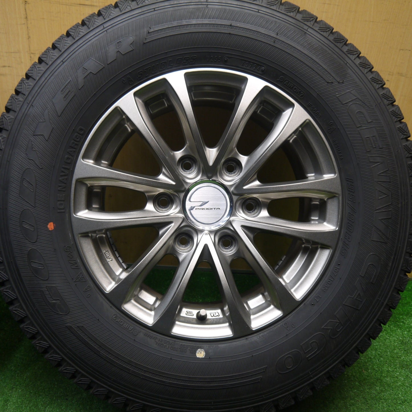 バリ溝！24年！キレイ！9.5分★スタッドレス 195/80R15 107/105N グッドイヤー アイスナビ CARGO PRODITA プロディータ 15インチ PCD139.7/6H★5122401Hス