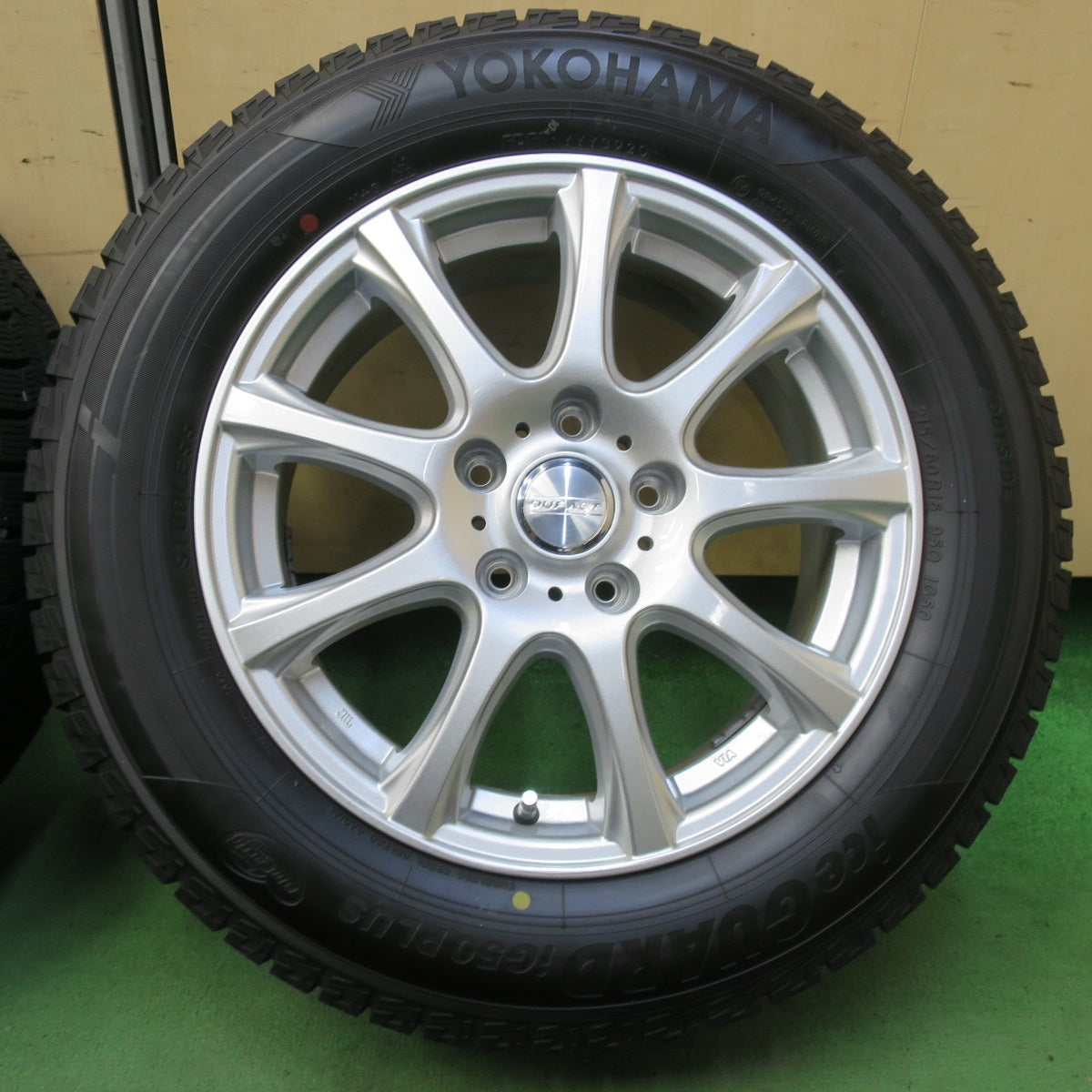 バリ溝！キレイ！9.5分以上★スタッドレス 215/60R16 ヨコハマ アイスガード iG50 プラス DUFACT デュファクト 16インチ PCD114.3/5H★5100708イス