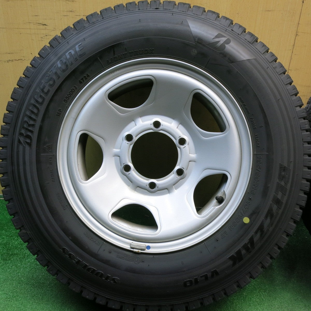 バリ溝！24年！9.5分★スタッドレス 195/80R15 107/105N ブリヂストン ブリザック VL10 スチール ホイール 15インチ PCD139.7/6H★6040520HAス