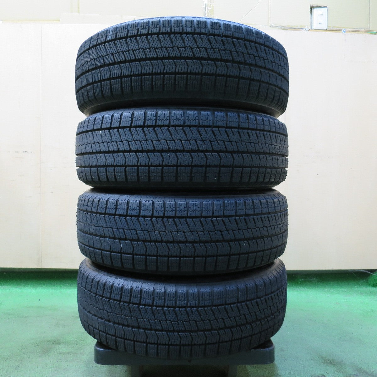 バリ溝！22年！キレイ！ほぼ10分★シエンタ 等 185/60R15 スタッドレス ブリヂストン ブリザック VRX2 Exsteer エクスター 15インチ PCD100/5H★5082905イス