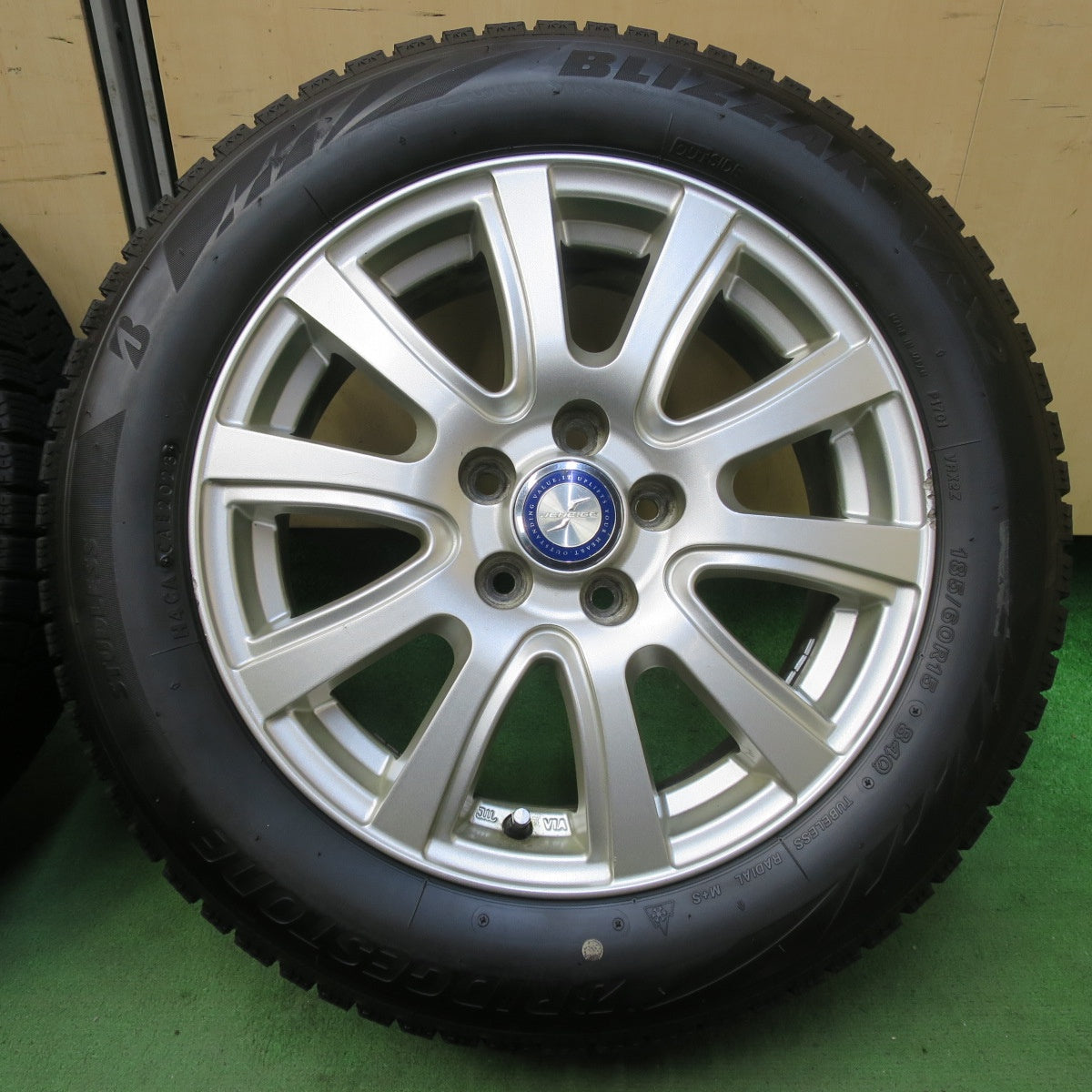 バリ溝！23年！8.5分★シエンタ 等 185/60R15 スタッドレス ブリヂストン ブリザック VRX2 JENEIGE 15インチ PCD100/5H★5103104イス