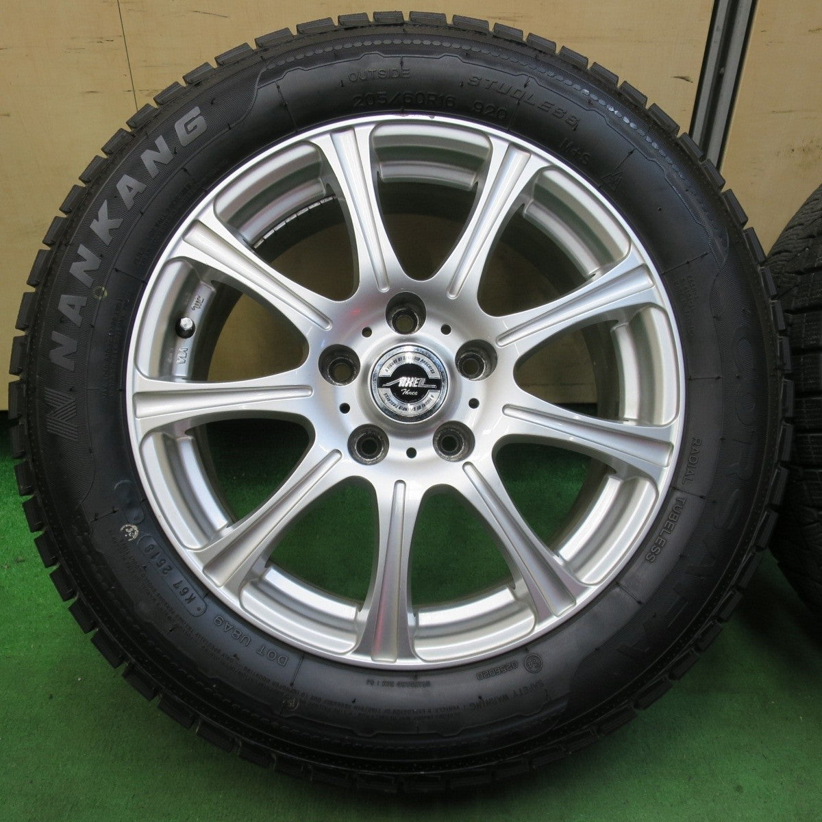 バリ溝！9.5分以上★スタッドレス 205/60R16 ナンカン CORSAFA AXEL Three アクセル 16インチ PCD114.3/5H★5011107イス