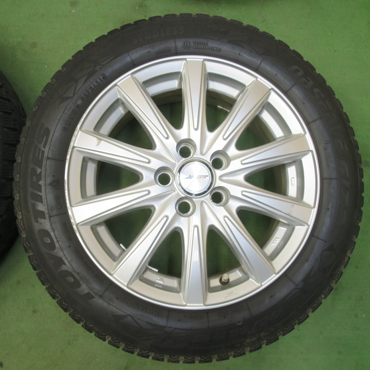 キレイ★シエンタ 等 175/65R15 スタッドレス トーヨー オブザーブ GIZ2 JOKER ジョーカー 15インチ PCD100/5H★6022602イス