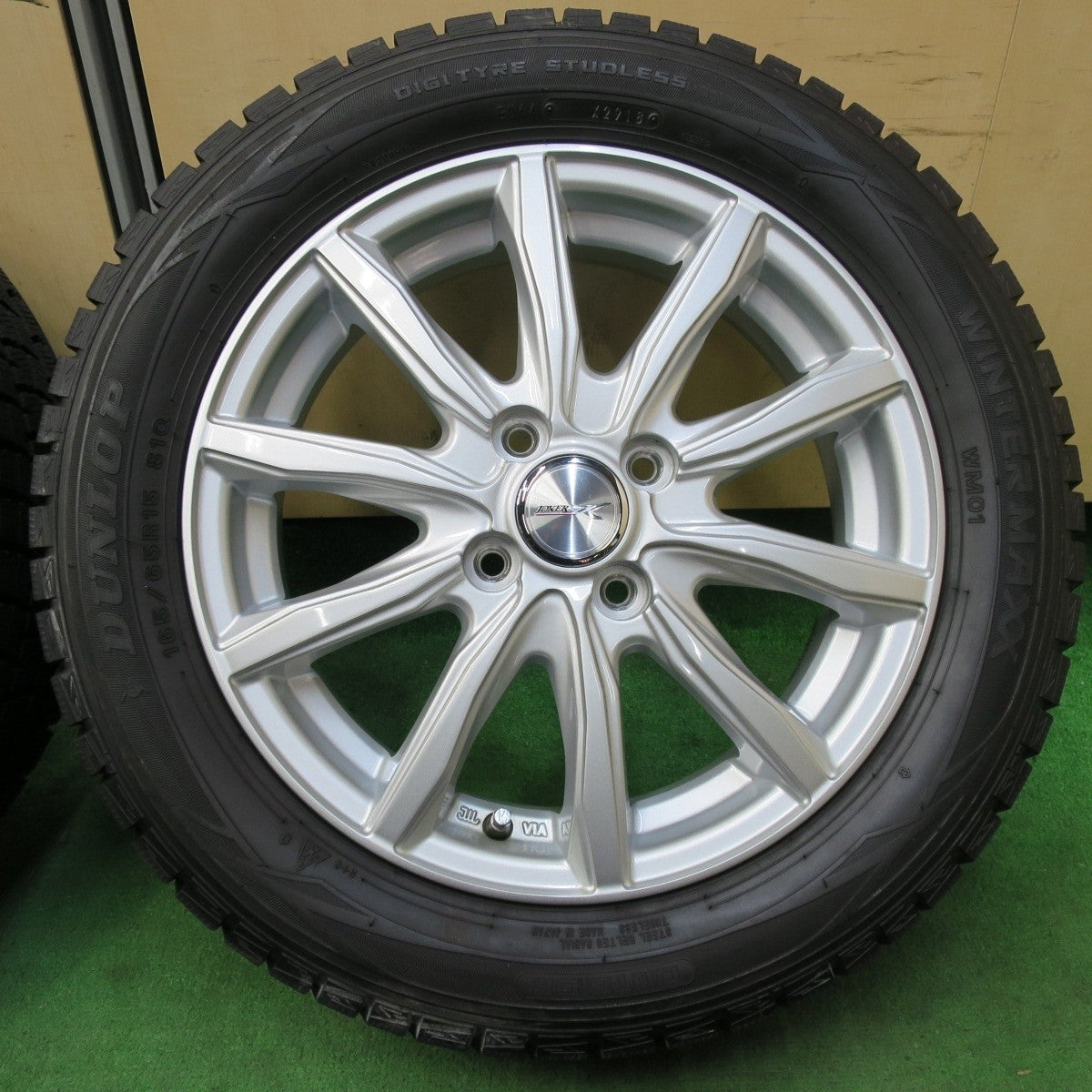 [送料無料] バリ溝！9分★スタッドレス 165/65R15 ダンロップ ウインターマックスWM01 JOKER ソリオ ハスラー等 PCD100/4H★4120702イス