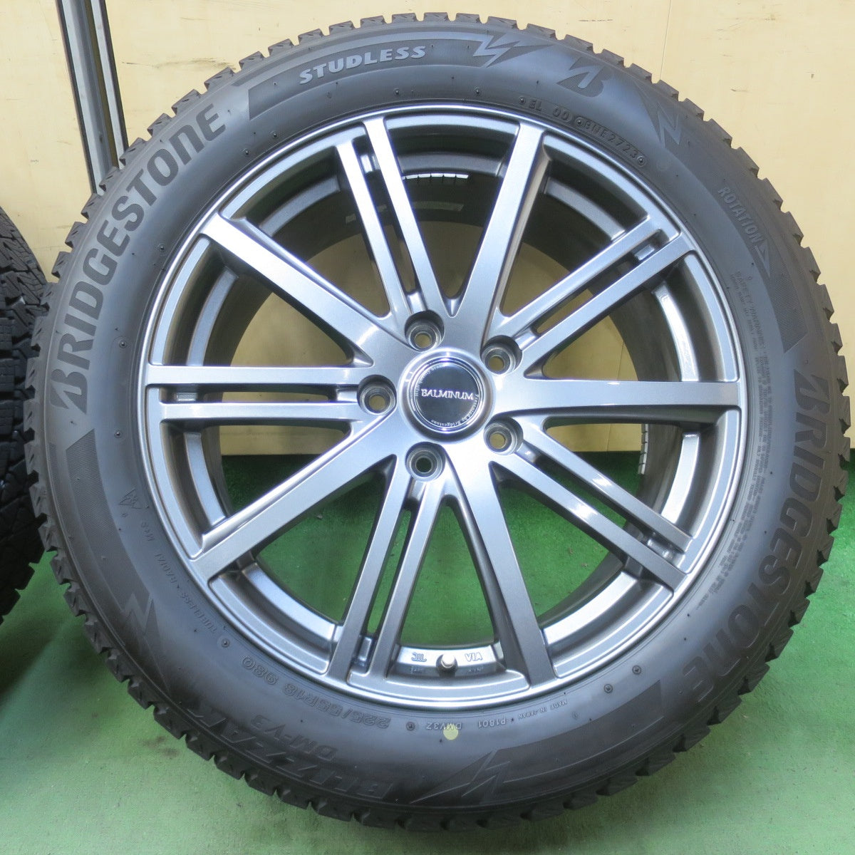 バリ溝！23年！キレイ！9.5分◎スタッドレス 225/55R18 ブリヂストン ブリザック DM-V3 BALMINUM BR10 バルミナ 18インチ PCD114.3/5H◎6082902イス