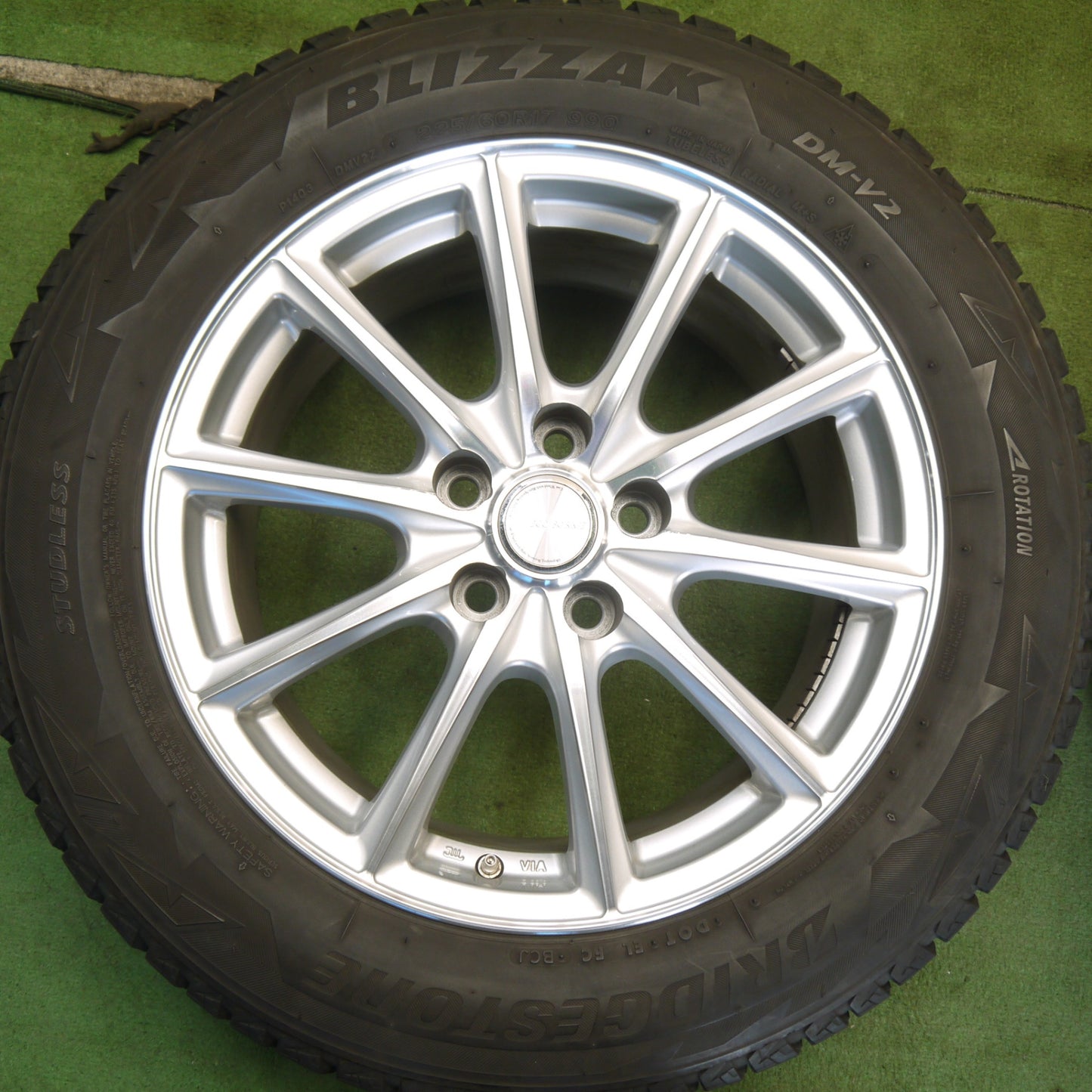 キレイ◎スタッドレス 225/60R17 ブリヂストン ブリザック DM-V2 ECO FORME エコフォルム 17インチ PCD114.3/5H◎6062309Hス