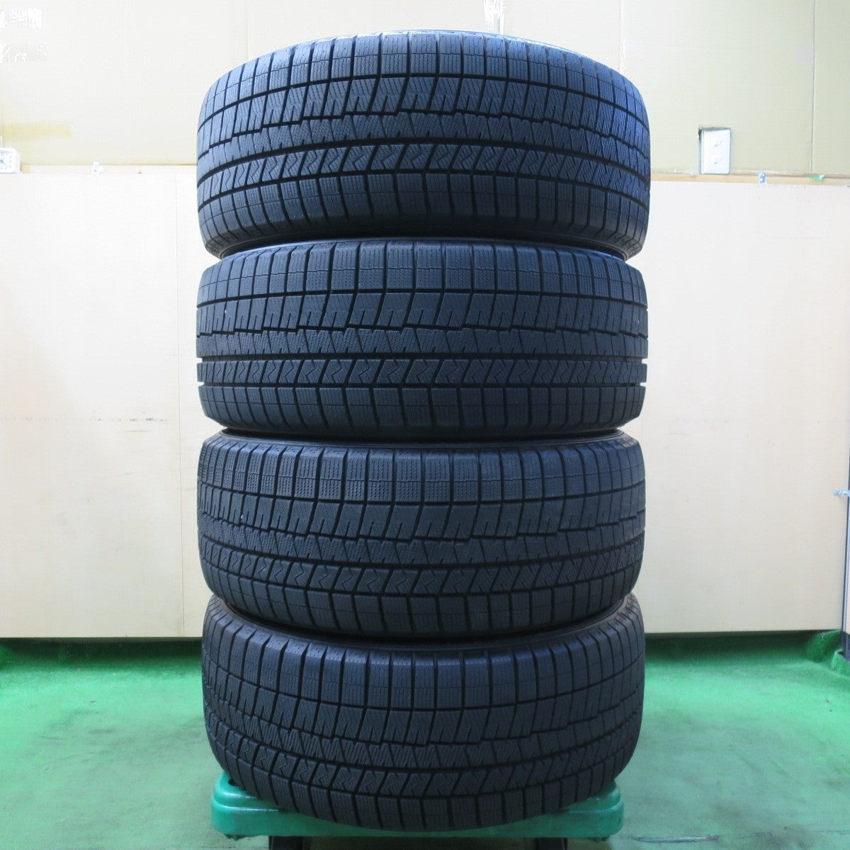 バリ溝！22年！キレイ！9.5分以上★スタッドレス 245/50R18 ダンロップ ウインターマックス 03 VELVA ヴェルヴァ 18インチ PCD114.3/5H★5012504イス