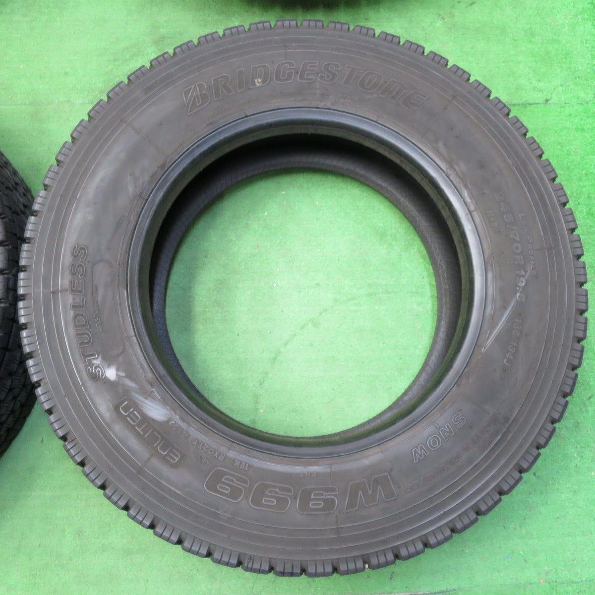 *送料無料* バリ溝！22年！9分★トラック タイヤ 245/70R19.5 136/134J スタッドレス ブリヂストン W999 19.5インチ★4061711イスタ
