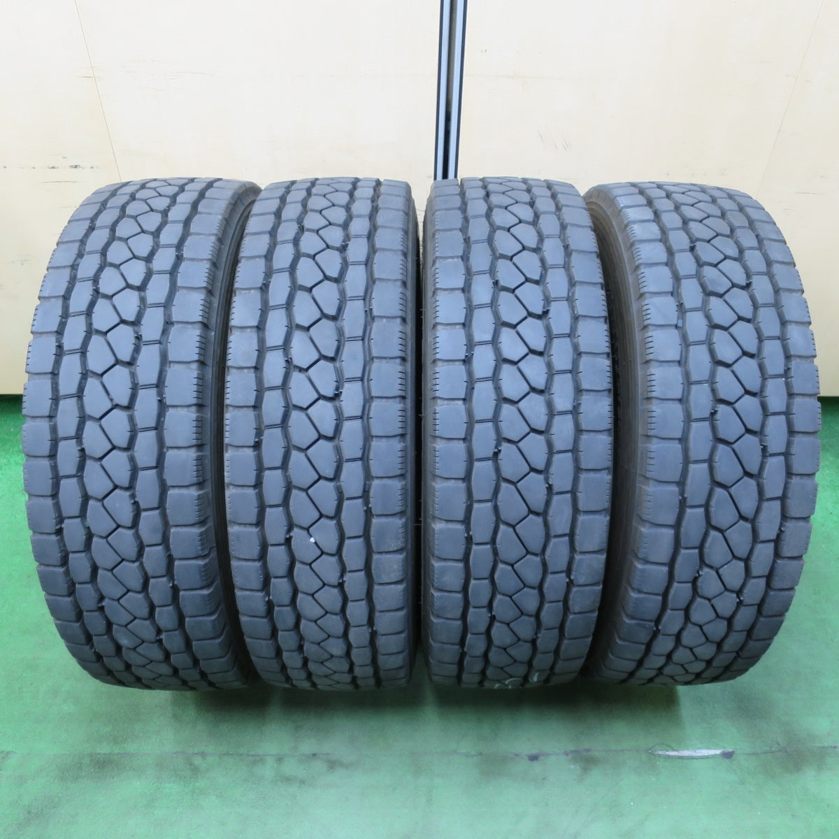 [送料無料] バリ溝！24年！9分★トラック タイヤ 245/70R19.5 136/134J ブリヂストン エコピア M801Ⅱ ミックス オールシーズン 19.5インチ★5012110イスタ