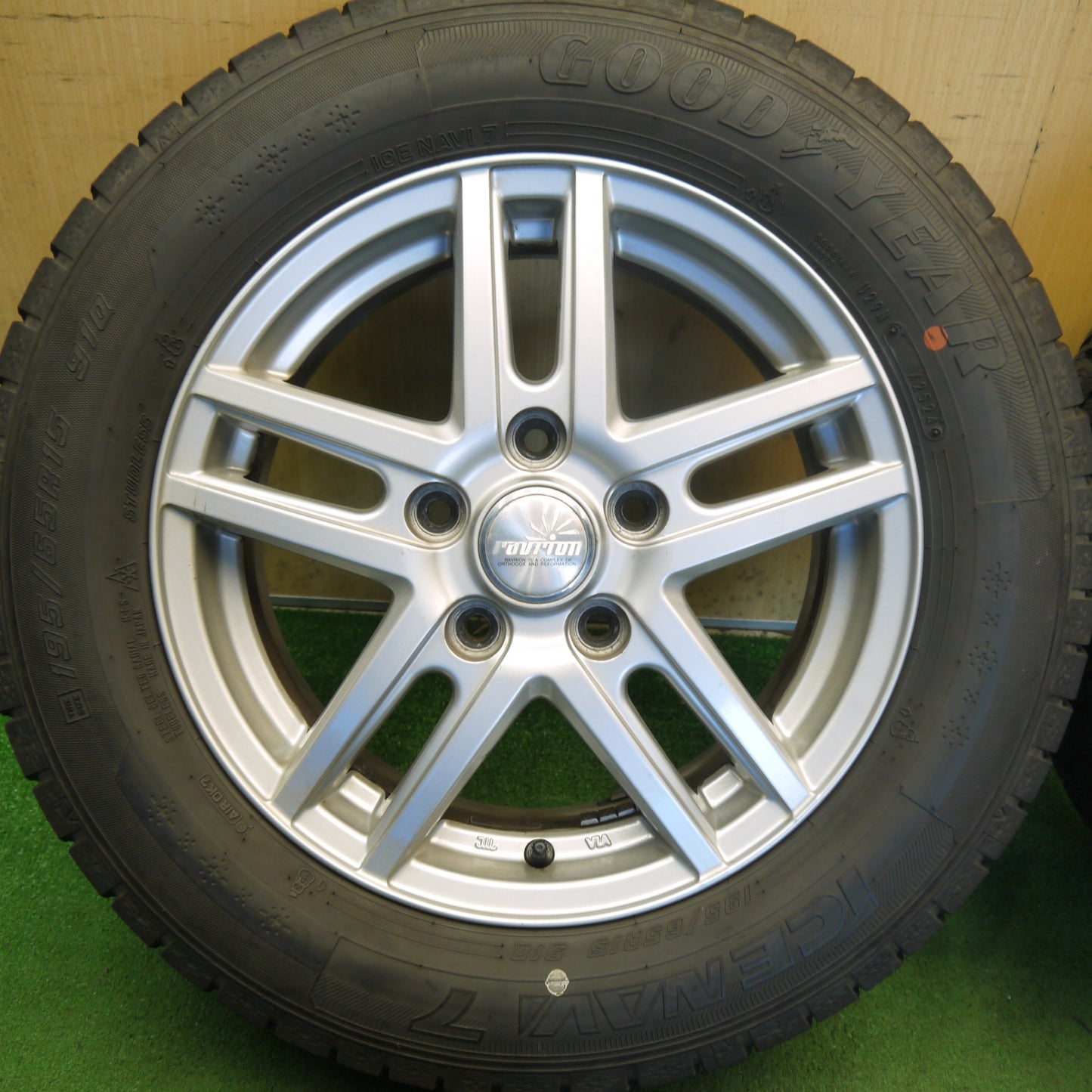 バリ溝！24年！キレイ！9分◎スタッドレス 195/65R15 グッドイヤー アイスナビ7 ravrion ラブリオン 15インチ PCD114.3/5H◎6081705Hス