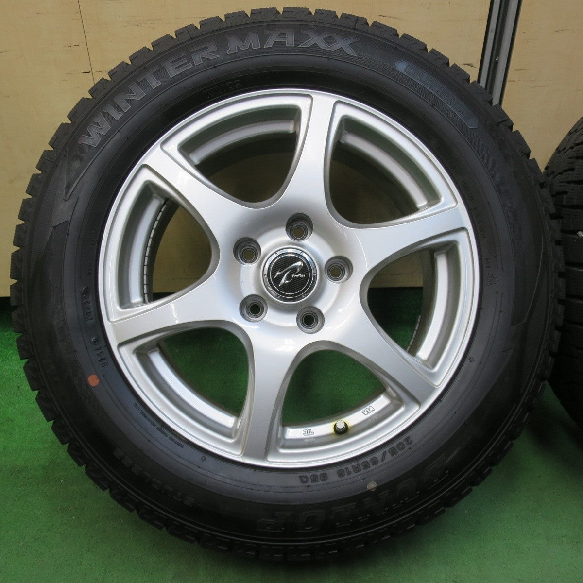 バリ溝！9.5分以上★スタッドレス 205/65R16 ダンロップ ウインターマックス WM02 Treffer トレファー 16インチ PCD114.3/5H★5040705イス