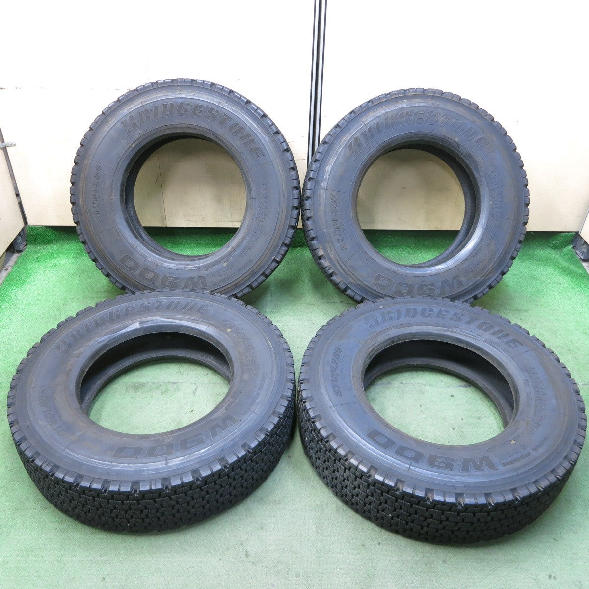 バリ溝！23年！8.5分★トラック タイヤ 225/80R17.5 123/122L スタッドレス ブリヂストン W900 17.5インチ★5111701ナスタ