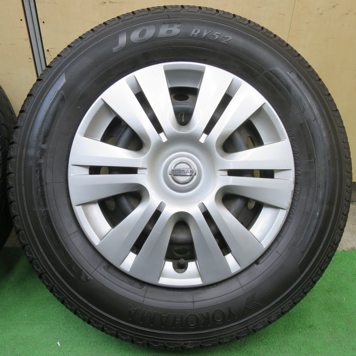 [送料無料] バリ溝！8.5分★日産 キャラバン 純正 スチール 195/80R15 107/105L ヨコハマ JOB RY52 15インチ PCD139.7/6H★5040602IMノ