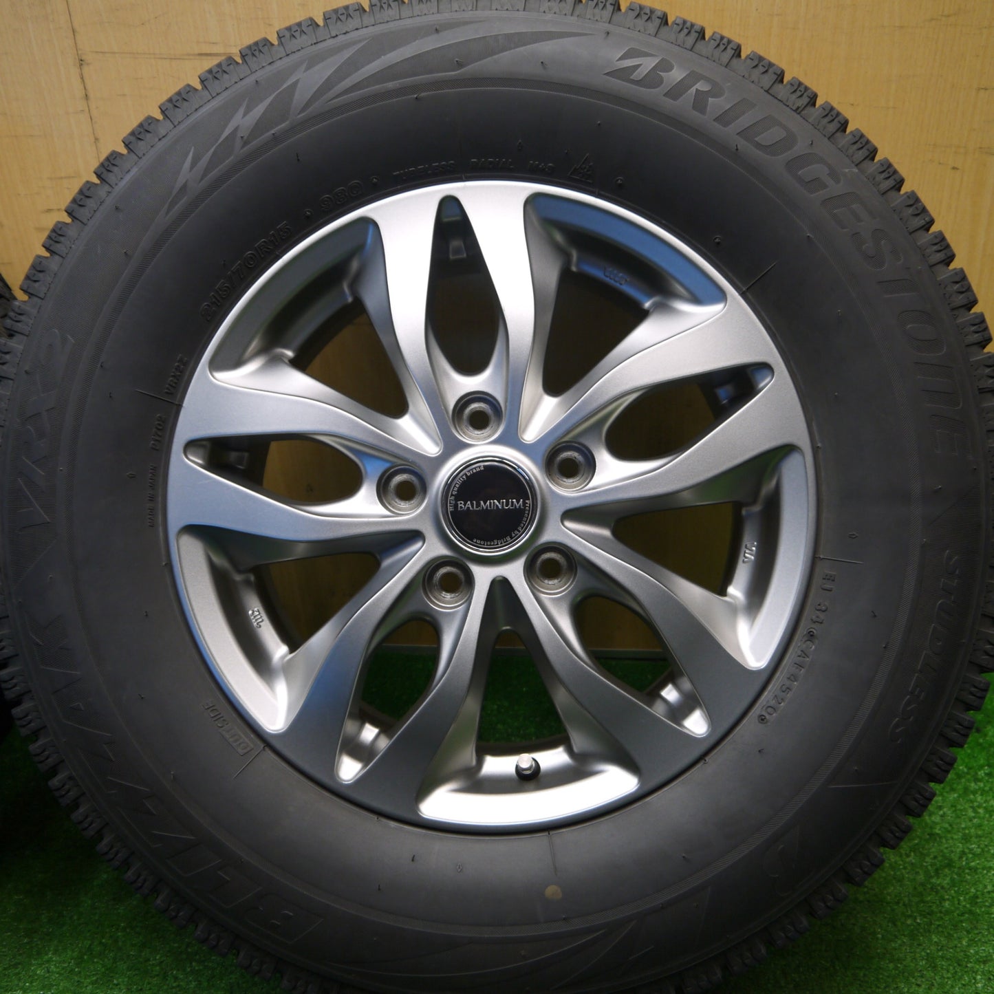 バリ溝！キレイ！8.5分★スタッドレス 215/70R15 ブリヂストン ブリザック VRX2 BALMINUM バルミナ 15インチ PCD114.3/5H★5111402Hス