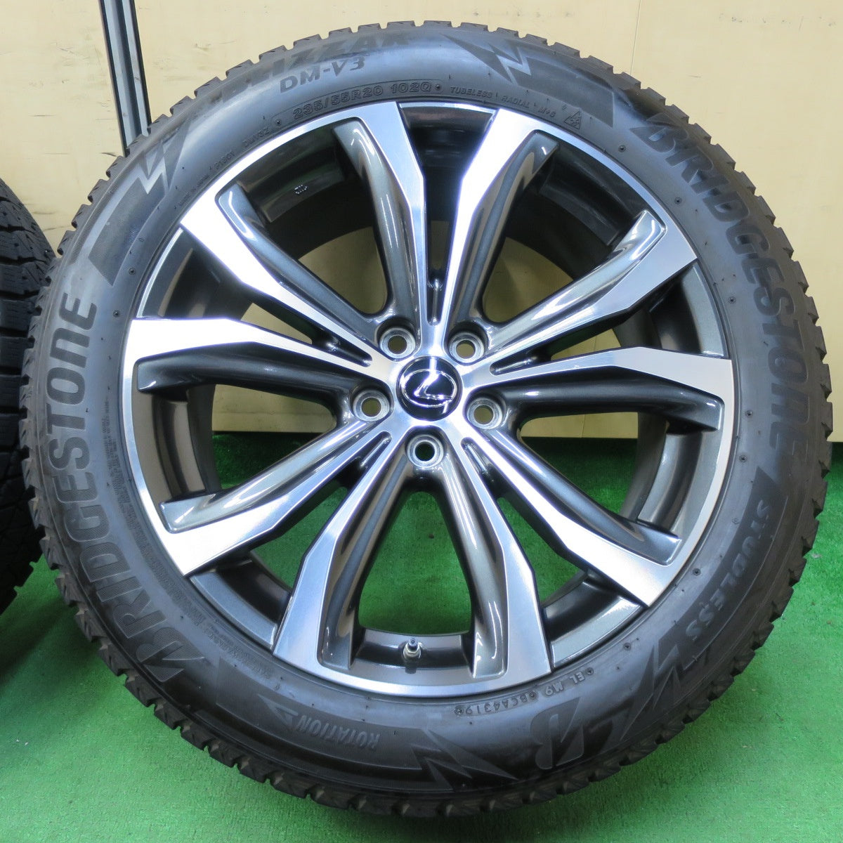 *送料無料* センサー付！バリ溝！キレイ！8.5分★レクサス RX450h バージョンL 純正 235/55R20 スタッドレス ブリヂストン ブリザック DM-V3 PCD114.3/5H★4061303イス