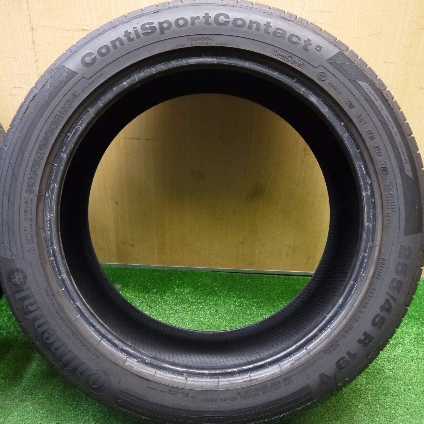 新車外し！23年★255/45R19 コンチネンタル コンチスポーツ コンタクト5 タイヤ 19インチ アウディ A8 ポルシェ パナメーラ 等★5112503Hノタ