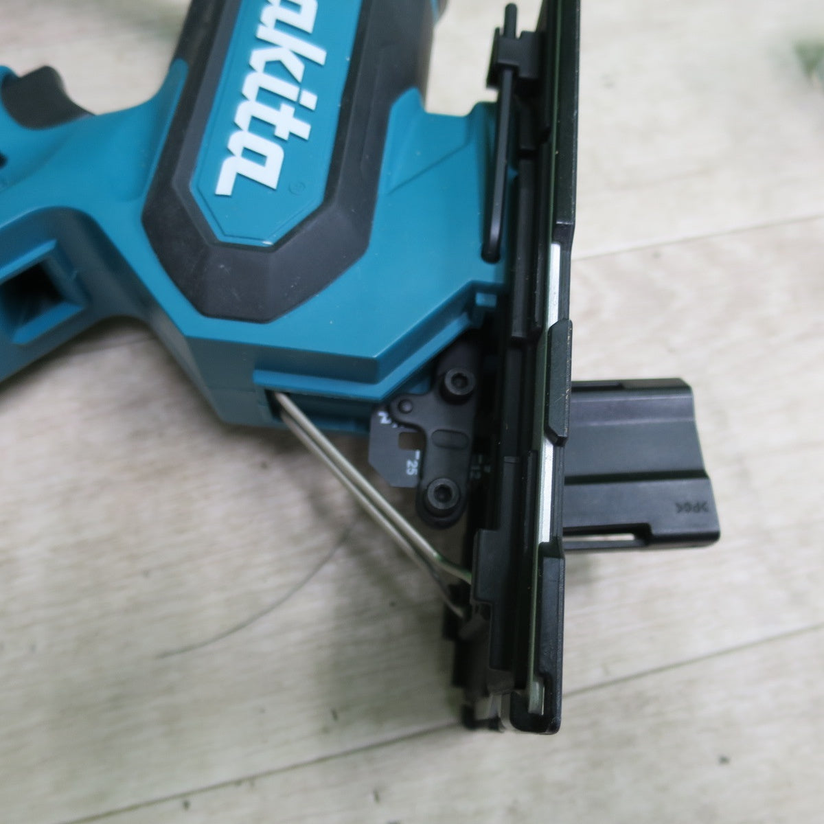 [送料無料] キレイ☆makita マキタ 18V 充電式 ボードカッター SD180D 本体 コードレス ボード用 切断機 角穴カッター DIY 日曜大工 電動 工具☆