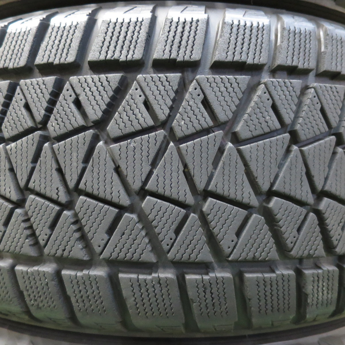 [送料無料] バリ溝！8.5分★スタッドレス 265/55R19 ブリヂストン ブリザック DM-V2 タイヤ 19インチ ランクル プラド ベンツ 等★4112902イスタ