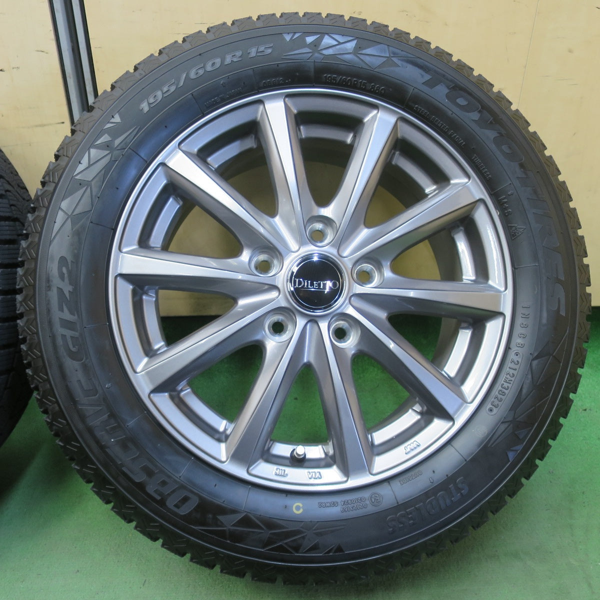バリ溝！23年！キレイ！ほぼ10分★スタッドレス 195/60R15 トーヨー オブザーブ GIZ2 DILETTO ディレット 15インチ PCD114.3/5H★6052510イス