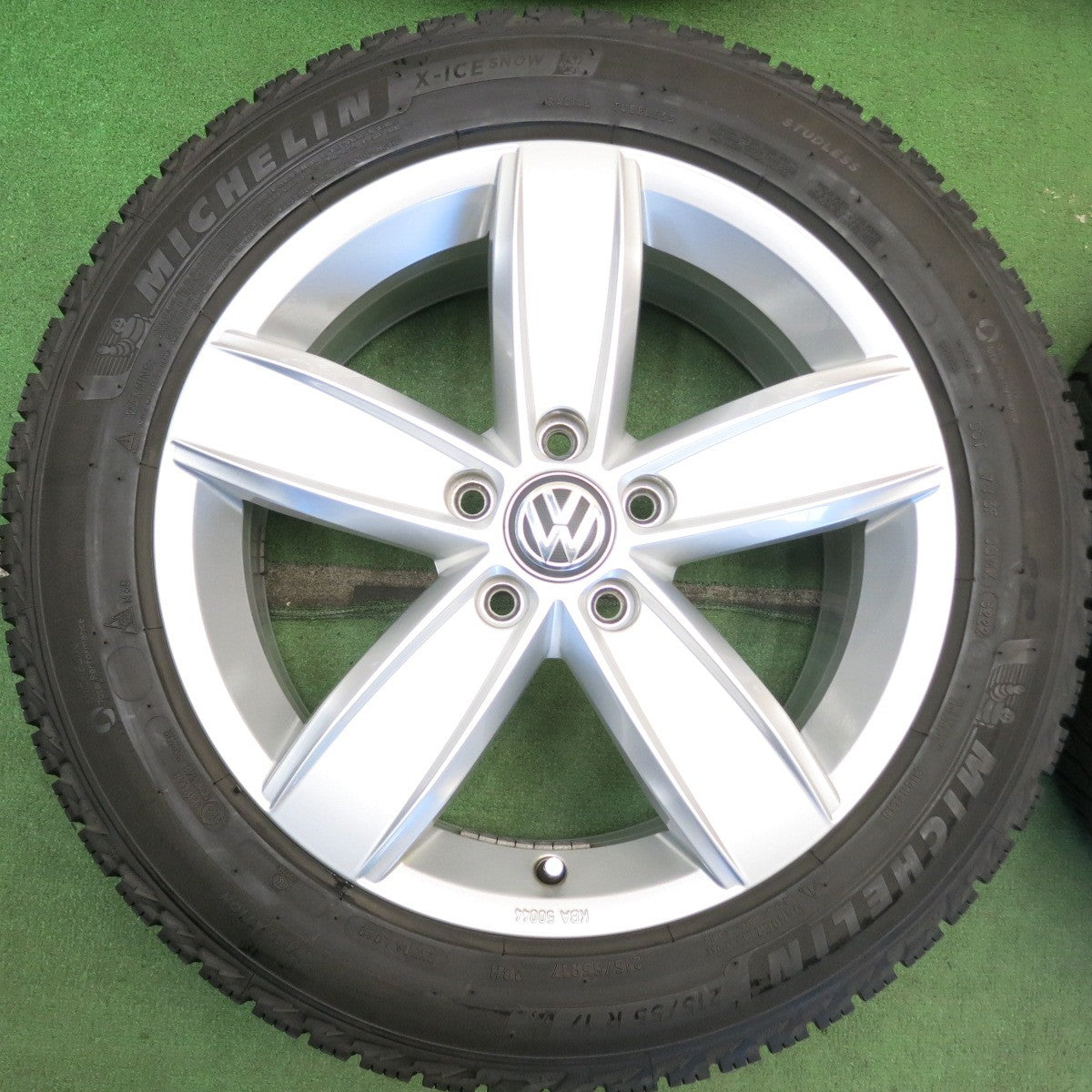 バリ溝！22年！キレイ！9分◎ワーゲン コルヴァーラ 純正 215/55R17 スタッドレス ミシュラン X-ICE SNOW 17インチ PCD112/5H◎6072301HAス