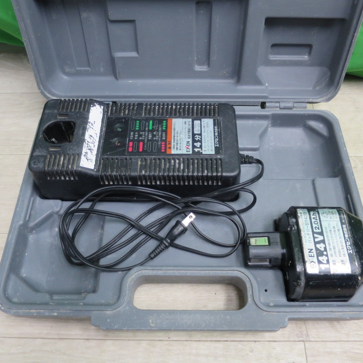 [送料無料] ☆エクセン コードレスクサビ CVPS 14.4V バイブレータ 急速充電器 DIY 電動 工具 大工 道具 ケース付き①☆