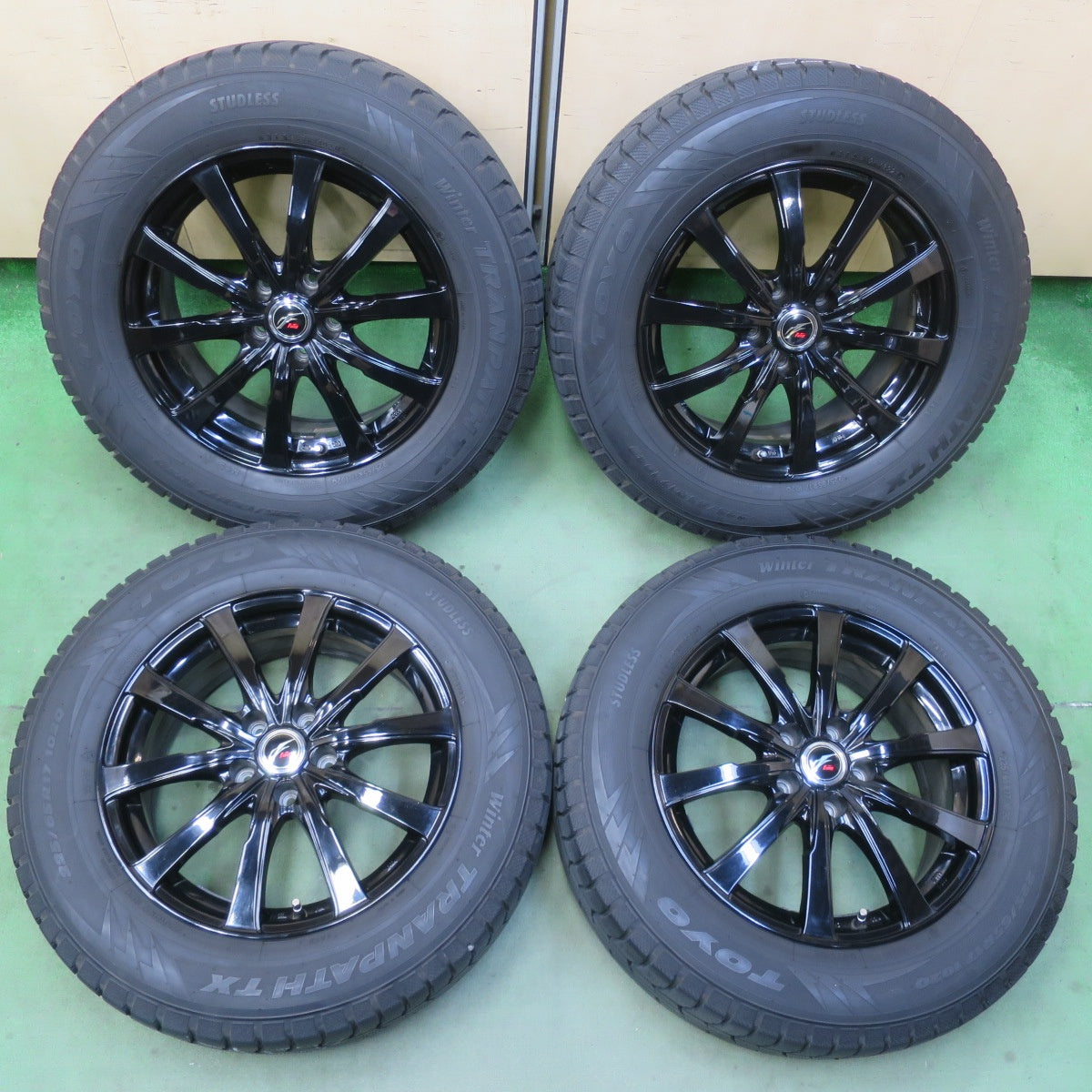 バリ溝！キレイ！9.5分★スタッドレス 225/65R17 トーヨー ウインター トランパス TX Fang ファング 17インチ PCD114.3/5H★6051004イス