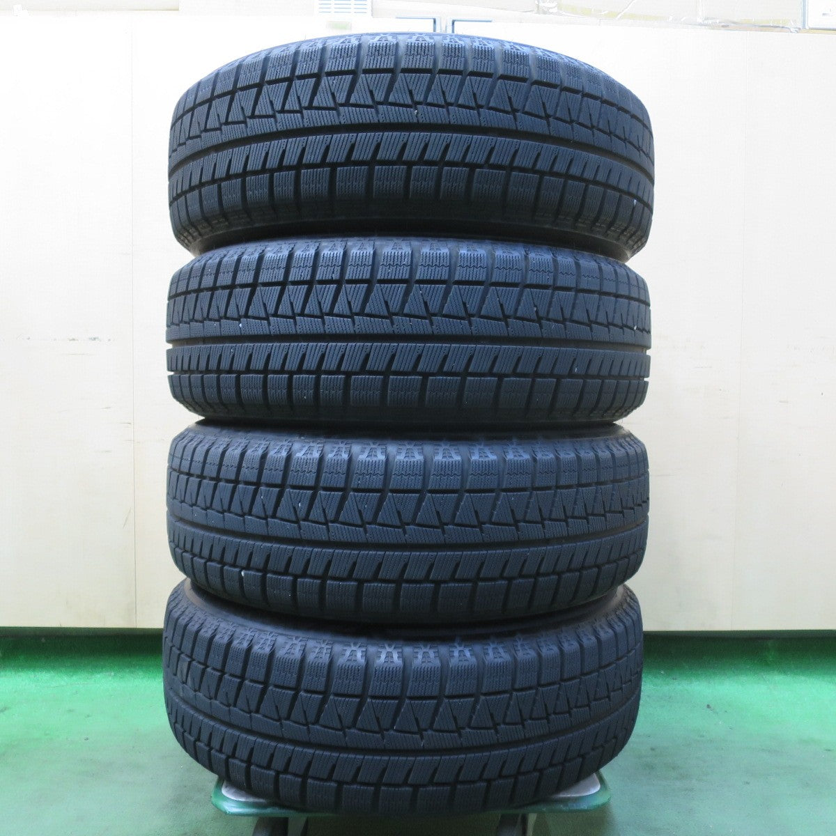 バリ溝！23年！キレイ！9.5分★スタッドレス 205/60R16 ブリヂストン アイスパートナー2 BALMINUM バルミナ 16インチ PCD114.3/5H★5112708イス