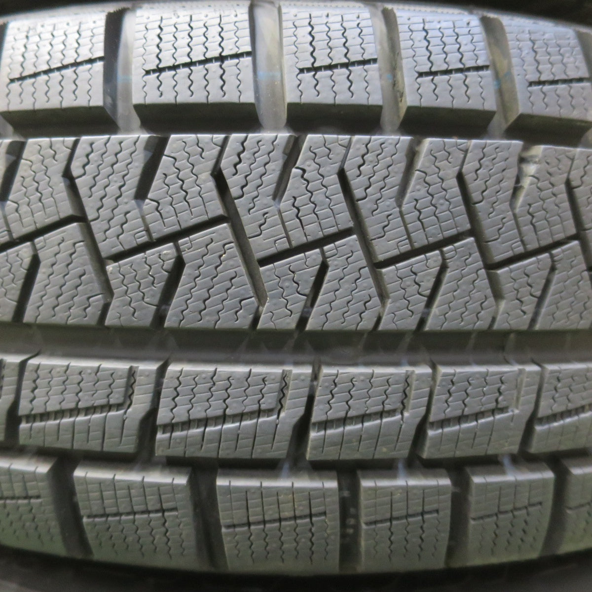 バリ溝！キレイ！9.5分以上◎シエンタ 等 185/60R15 スタッドレス ピレリ アイスアシンメトリコ Humanline MM-022 ヒューマンライン 15インチ PCD100/5H◎6082910イス
