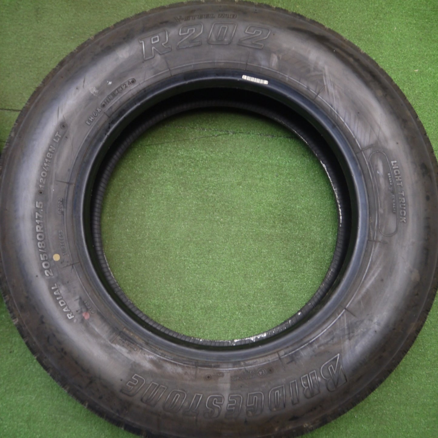 [送料無料] バリ溝！24年！9.5分★トラック タイヤ 205/80R17.5 120/118N ブリヂストン R202 17.5インチ★5013103Hノタ