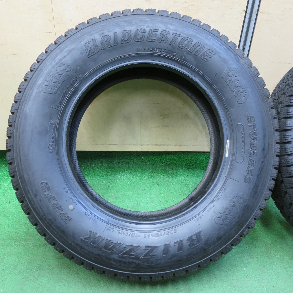 [送料無料] バリ溝！22年！8.5分★トラック タイヤ 205/75R16 113/111L スタッドレス ブリヂストン ブリザック W979 16インチ★4092808イスタ