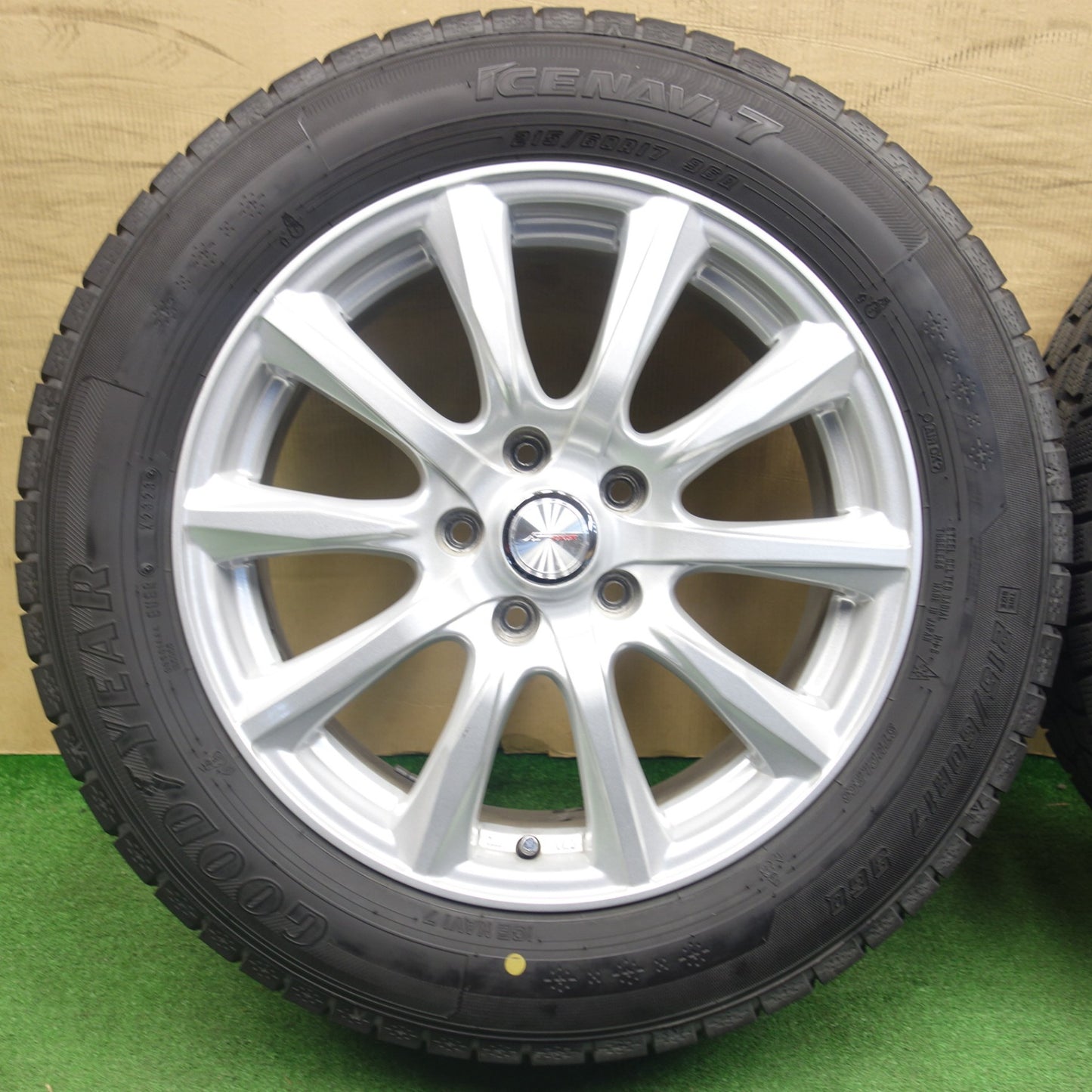 バリ溝！23年！キレイ！9.5分★スタッドレス 215/60R17 グッドイヤー アイスナビ7 JOKER ジョーカー 17インチ PCD114.3/5H★6031402KTス