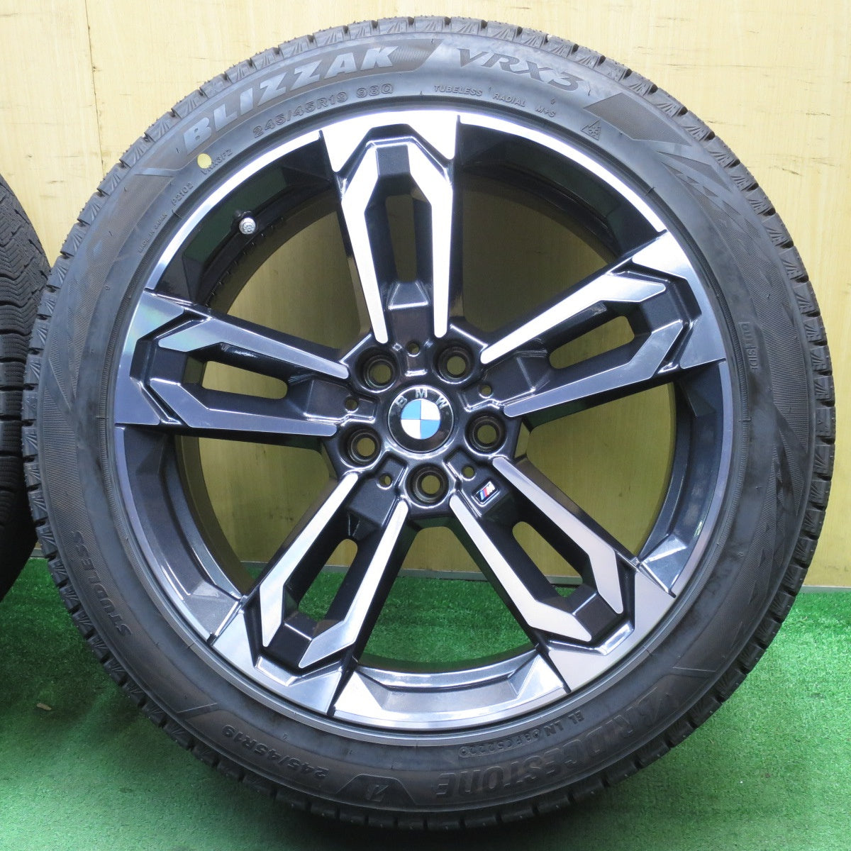 センサー付 バリ溝 23年 綺麗 9.5分以上★BMW x2 xDrive 20i Mスポーツ 純正  245/45R19 スタッドレス ブリヂストン ブリザック VRX3 PCD112/5H★5052102NJス