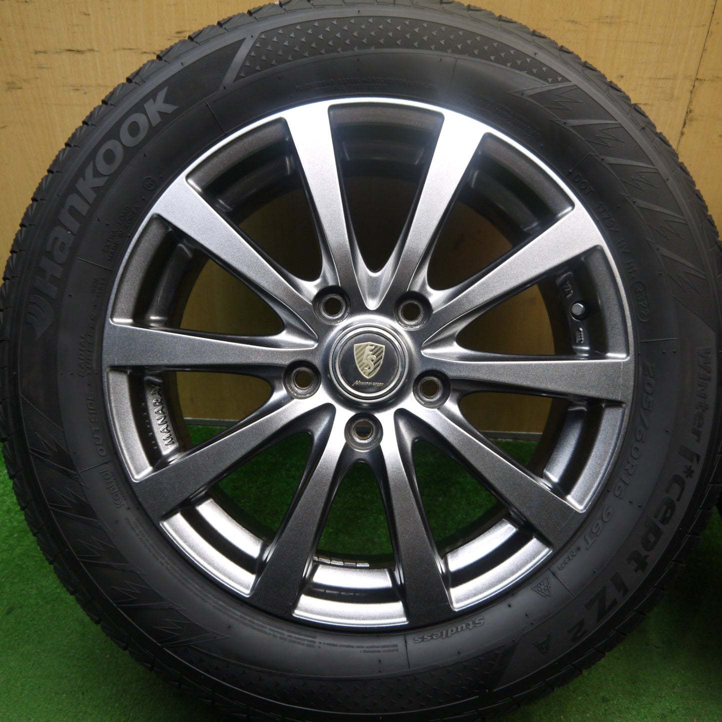 バリ溝！22年！キレイ！9.5分★スタッドレス 205/60R16 ハンコック ウインター アイセプト IZ2A MANARAY SPORT マナレイ スポーツ 16インチ PCD114.3/5H★5072204Hス