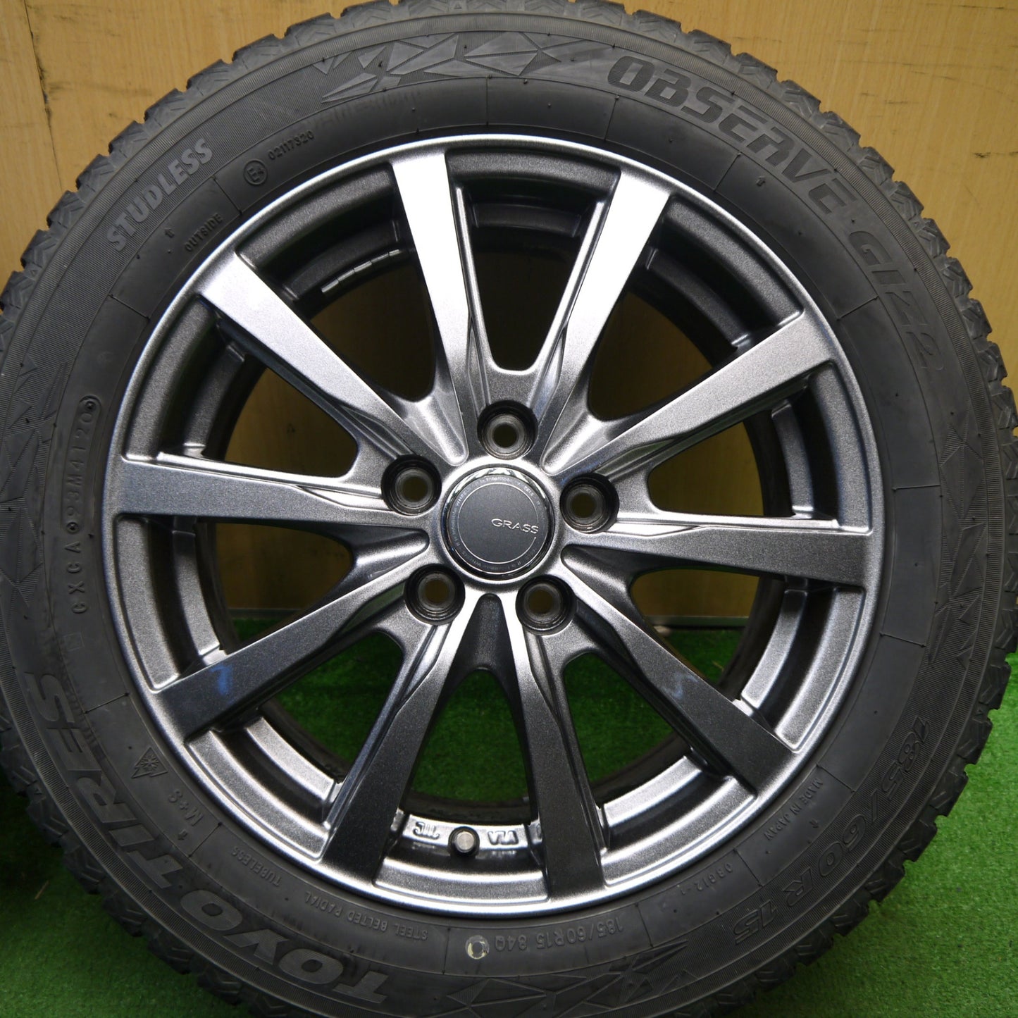 バリ溝！キレイ！8.5分★シエンタ 等 185/60R15 スタッドレス トーヨー オブザーブ GIZ2 GRASS グラス 15インチ PCD100/5H★5042303Hス