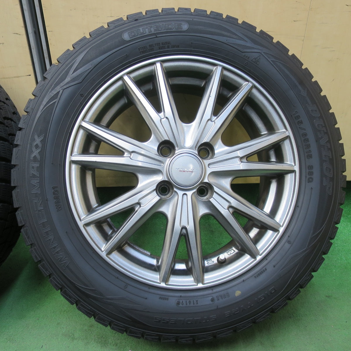 バリ溝！キレイ！9分★スタッドレス 185/65R15 ダンロップ ウインターマックス WM01 VELVA KEVIN ヴェルヴァ ケヴィン 15インチ PCD100/4H★5122916イス