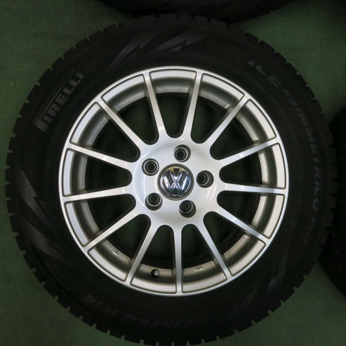 [送料無料] キレイ★ワーゲン 等 IRVINE F01 215/60R16 スタッドレス ピレリ アイスアシンメトリコ プラス アーヴィン 16インチ PCD112/5H★4122504SYス