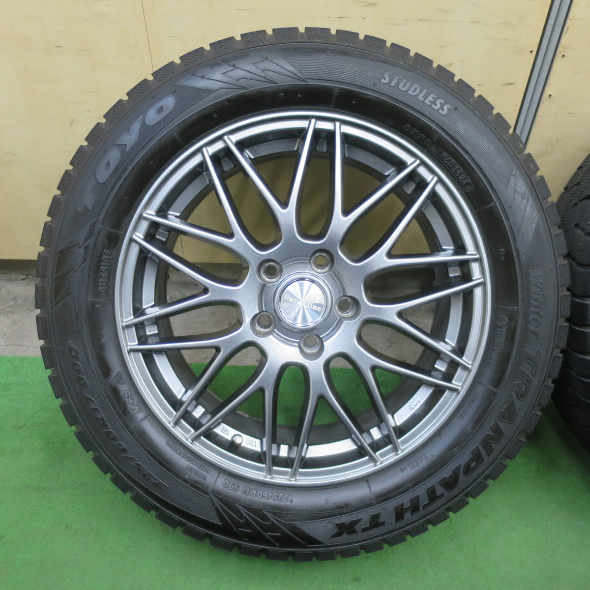 バリ溝！24年！キレイ！9.5分★スタッドレス 225/60R17 トーヨー ウインター トランパス TX Humanline MM-022 ヒューマンライン 17インチ PCD114.3/5H★6041402TTス