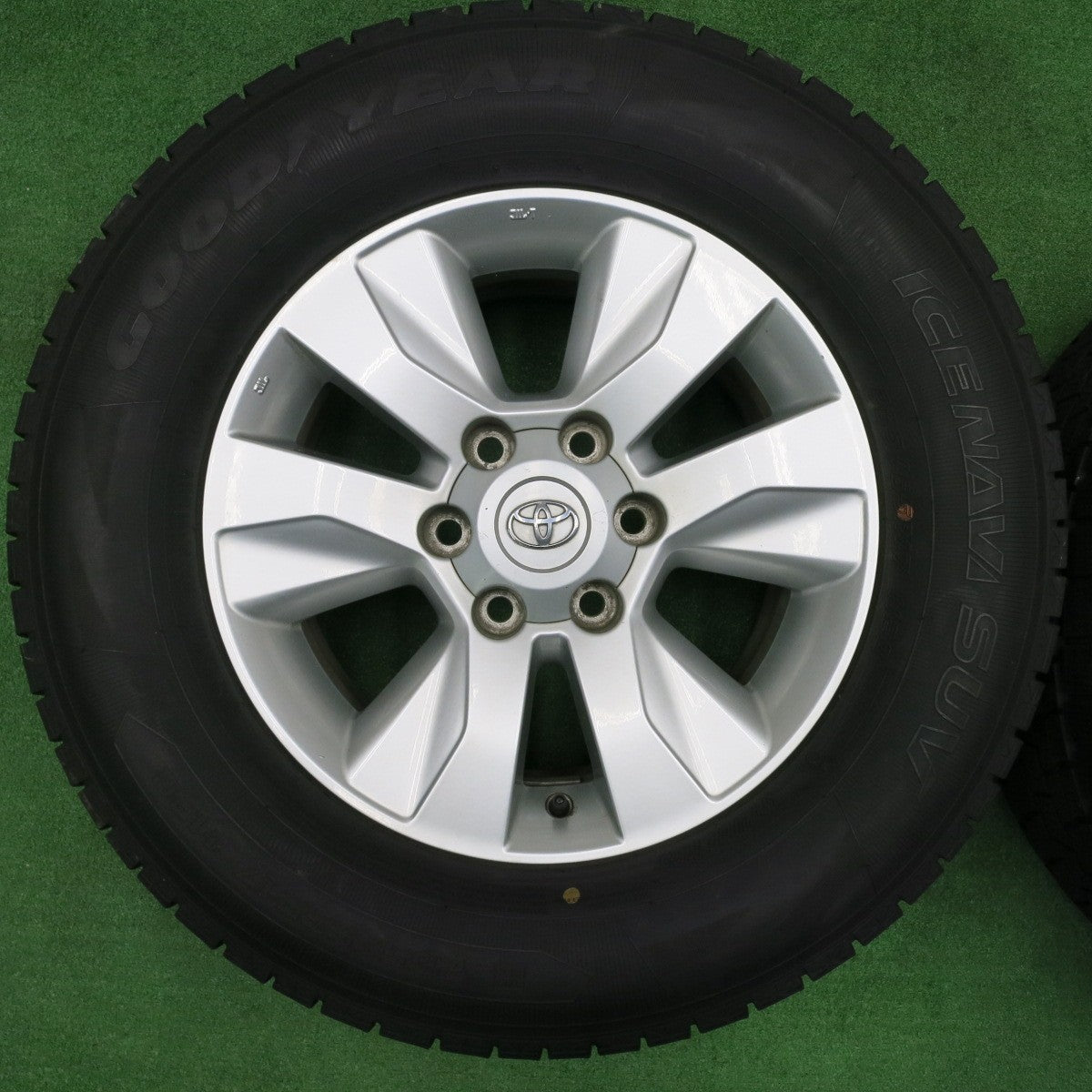 [送料無料] バリ溝！21年！キレイ！9分★トヨタ 125系 ハイラックス 純正 ENKEI 265/65R17 スタッドレス グッドイヤー アイスナビ SUV エンケイ PCD139.7/6H★4102503NJス