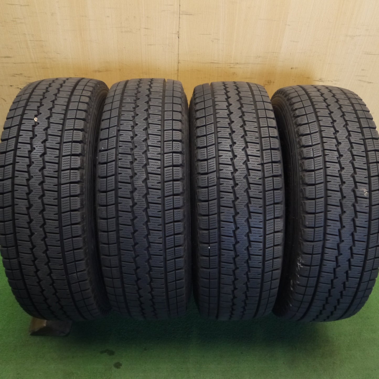 バリ溝！9.5分◎トヨタ 100系 ハイエース 純正 スチール 215/70R15 107/105L スタッドレス ダンロップ ウインターマックス SV01 15インチ PCD139.7/6H◎6062903Hス