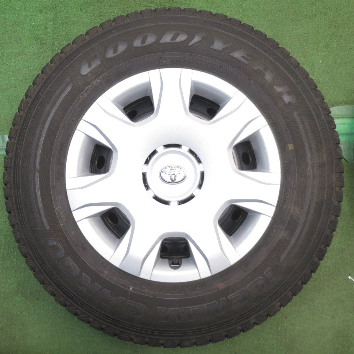 バリ溝！22年！キレイ！9.5分◎トヨタ 200系 ハイエース 純正 スチール 195/80R15 107/105L スタッドレス グッドイヤー アイスナビ CARGO カーゴ 15インチ PCD139.7/6H◎6101207NJス