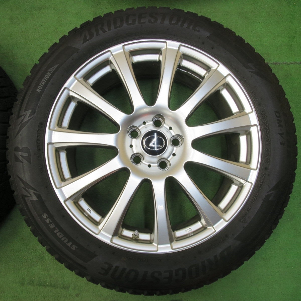 キレイ★レクサス 等 235/55R19 スタッドレス ブリヂストン ブリザック DM-V3 阿部商会 19インチ PCD114.3/5H★5020101イス