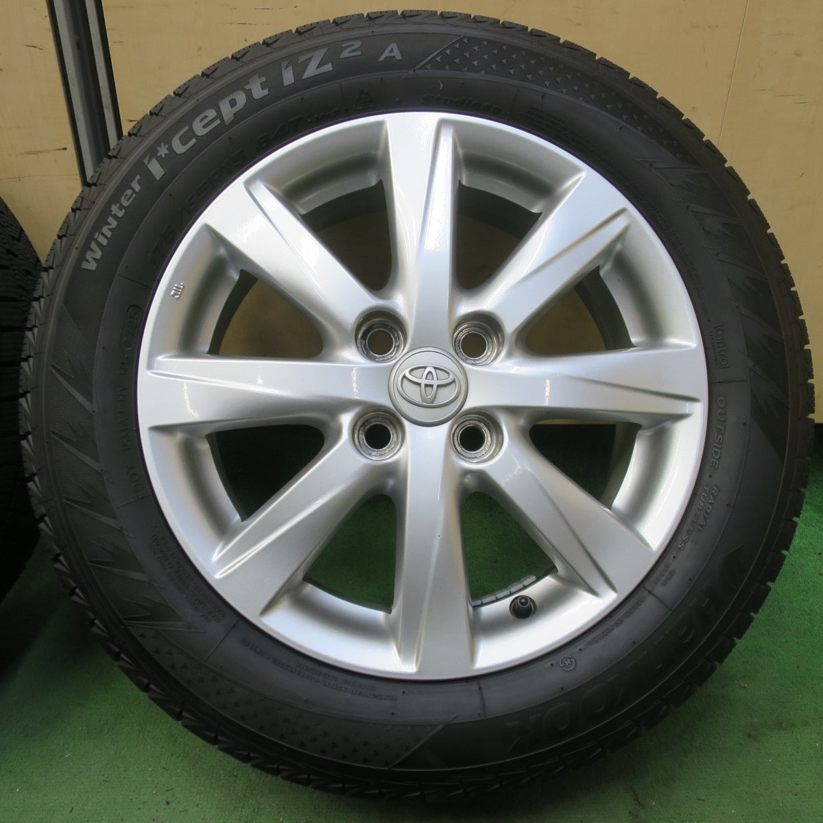 ほぼ未使用！25年◎トヨタ アクア 純正 175/65R15 スタッドレス ハンコック ウインター アイセプト IZ2A 15インチ PCD100/4H◎6070106イス