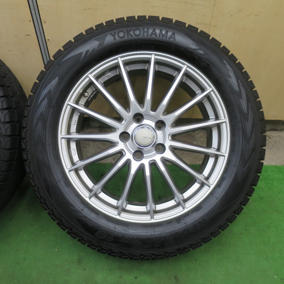 バリ溝！23年！キレイ！9.5分★スタッドレス 235/60R18 ヨコハマ アイスガード G075 GRASS グラス 18インチ PCD114.3/5H★5112210TTス