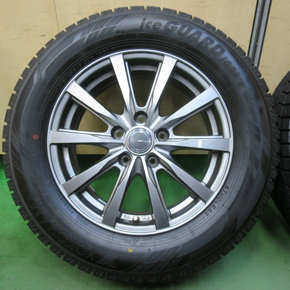ほぼ未使用！22年！キレイ★スタッドレス 215/65R16 ヨコハマ アイスガード iG60 GRASS グラス 16インチ PCD114.3/5H★5103112イス