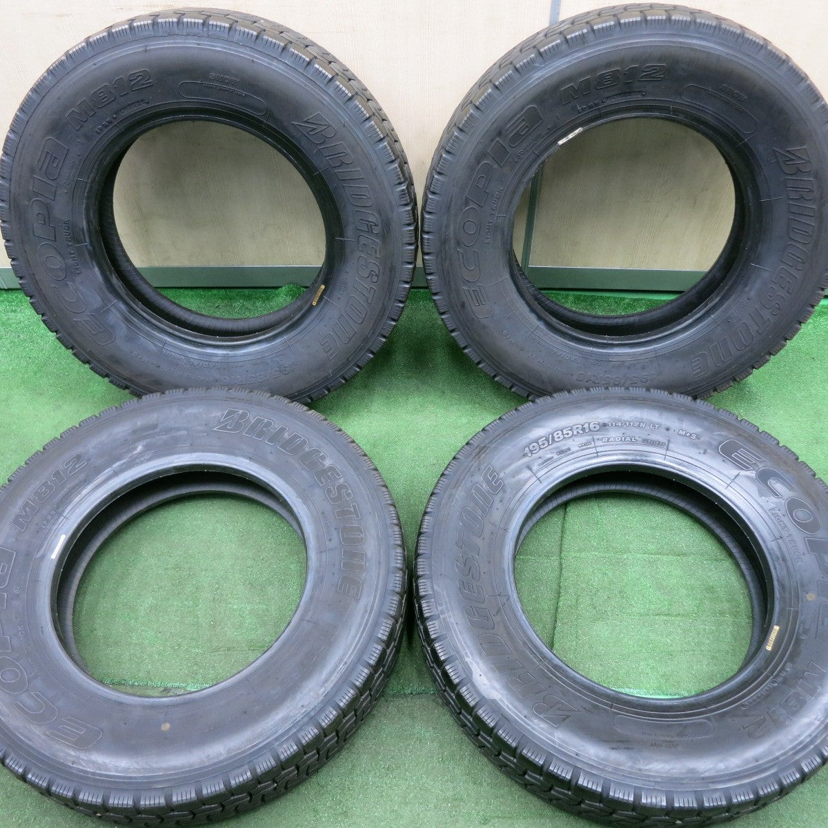 *送料無料* バリ溝！20年！9.5分★トラック タイヤ 195/85R16 114/112N ブリヂストン エコピア M812 ミックス オールシーズン 16インチ★4071314NJスタ
