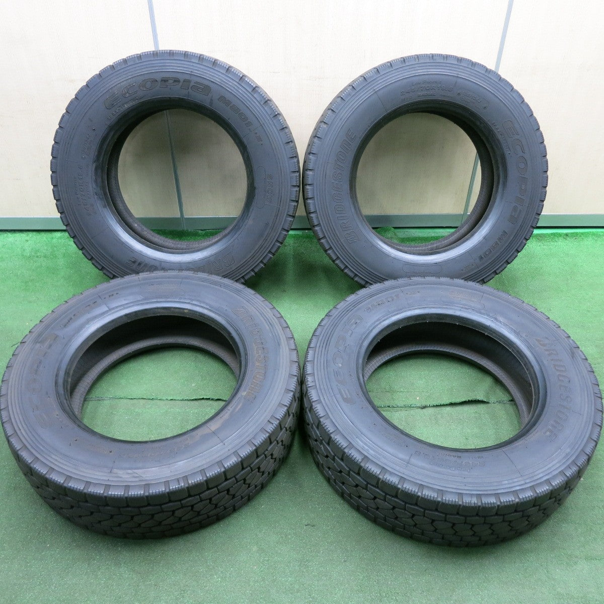 *送料無料* バリ溝！22年！9.5分★トラック タイヤ 245/70R19.5 136/134J ブリヂストン エコピア M801Ⅱ ミックス オールシーズン 19.5インチ★4071009HAノタ