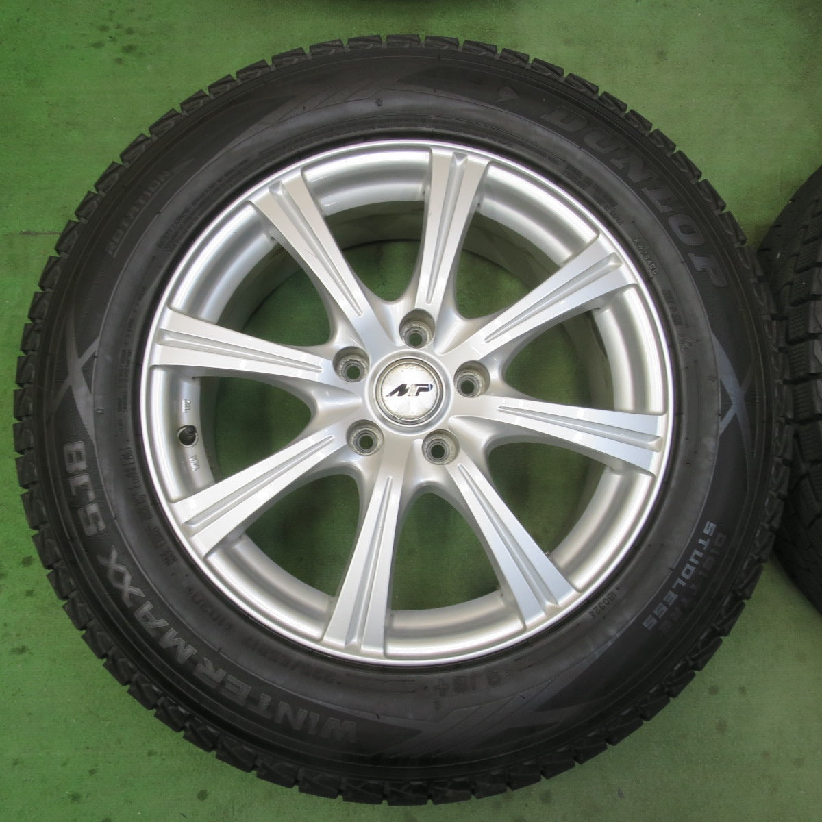 バリ溝！22年！キレイ！9.5分★スタッドレス 225/65R17 ダンロップ ウインターマックス SJ8 SJ8+ MP-04 17インチ PCD114.3/5H★6022112イス