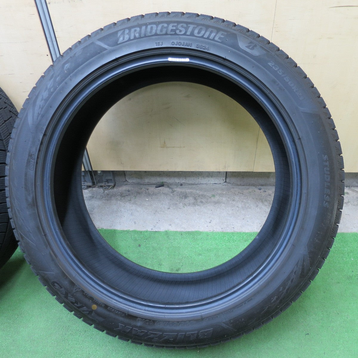 バリ溝！24年！9.5分★スタッドレス 235/50R21 ブリヂストン ブリザック VRX3 タイヤ 21インチ レクサス RX 等★6021605NGスタ