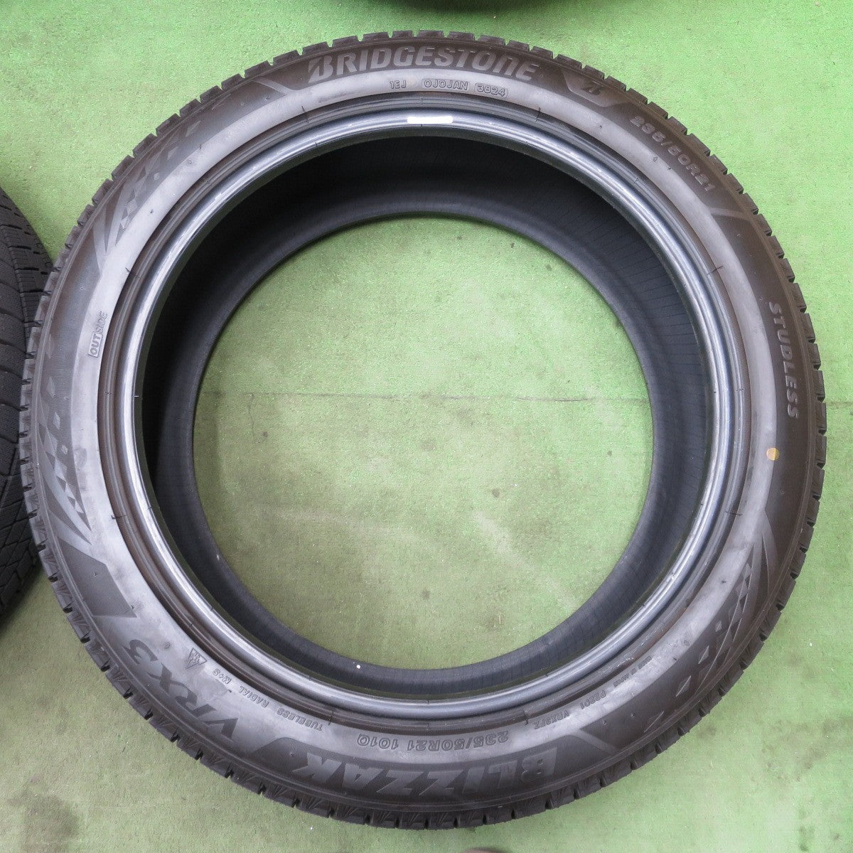 バリ溝！24年！9.5分★スタッドレス 235/50R21 ブリヂストン ブリザック VRX3 タイヤ 21インチ レクサス RX 等★6021605NGスタ